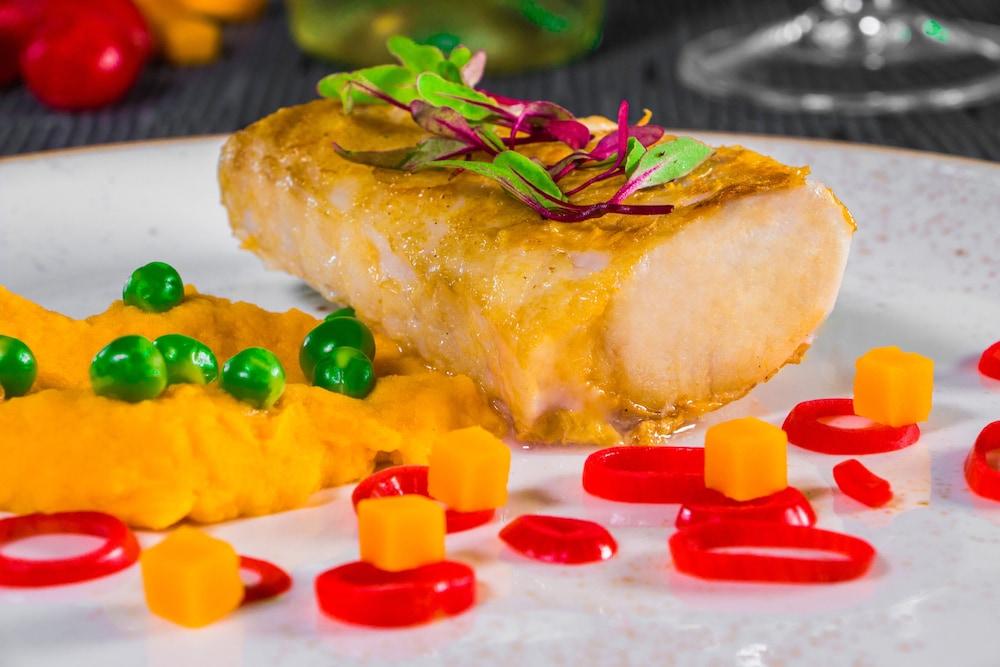 Sonesta Hotel Bucaramanga Floridablanca Eksteriør bilde A prepared halibut steak