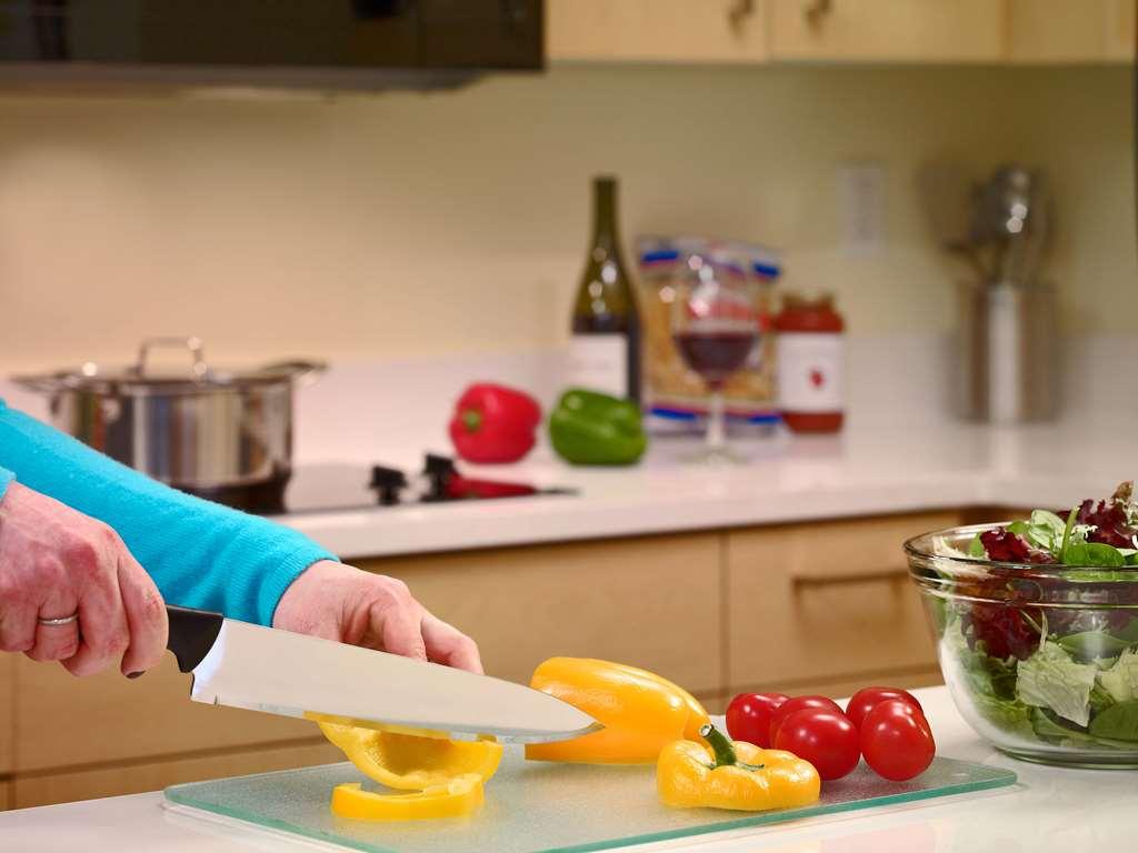 Sonesta Hotel Bucaramanga Floridablanca Rom bilde A cutting board in use