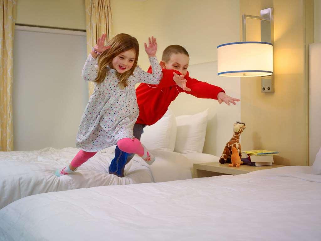 Sonesta Hotel Bucaramanga Floridablanca Rom bilde Children jumping on a bed