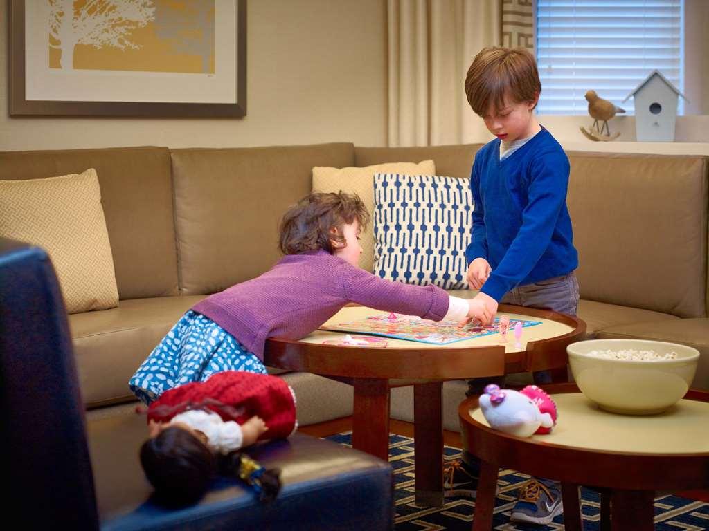 Sonesta Hotel Bucaramanga Floridablanca Fasiliteter bilde Children playing with a board game